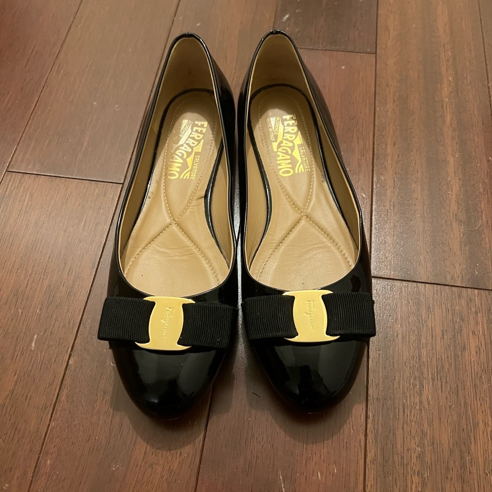 Like new Ferragamo Varina flats size 7